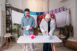 نشاط تغيّير للحفاضات خلال التجربة الاجتماعية لحملة إيد بإيد (حقوق الصورة: هيئة الأمم المتحدة للمرأة)