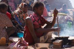 © UNICEF/Mohammed Jamal تستمر الأزمة في السودان في نزوح الأطفال في دارفور.