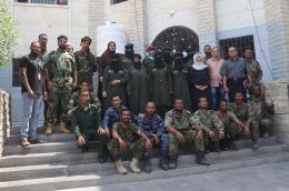 أفراد مركز شرطة الشيخ عثمان في عدن يلتقطون صورة جماعية. تلقى المركز، بالإضافة إلى 19 مركز شرطة آخر في عدن، التدريب والدعم التأهيلي والمعدات لتعزيز قدرته على معالجة قضايا المرأة وشكاواها بشكل أكثر فعالية.