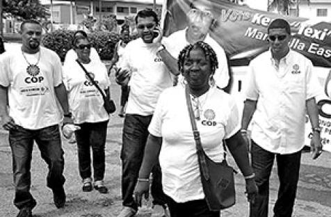 Gloria Calliste, candidata a concejal para el gobierno local, caminando en su circunscripción en Trinidad y Tabago. Foto cortesía del T & T Guardian. 
