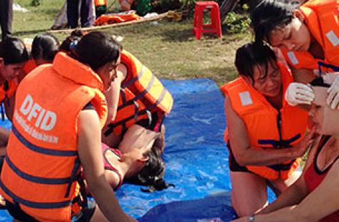 Una capacitación en Rescate y Primeros Auxilios en Viet Nam hace parte de la preparación para el riesgo de los desastres. Foto: ONU Mujeres 