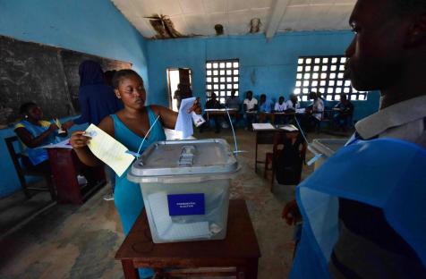 A women casts her ballot in  the 2018 general elections in Freetown. ISSOUF SANOGO / AFP