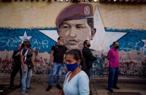 De 190.952 postulaciones recibidas por el Consejo Nacional Electoral (CNE) el 46% fueron de mujeres y el 54% de hombres (Foto: EFE/Miguel Gutiérrez)