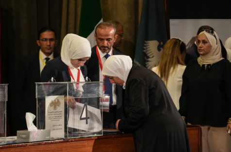 سوريات أثناء حصد الأصوات في المكتبة الوطنية بدمشق عقب الانتخابات البرلمانية السورية (د.ب.أ)