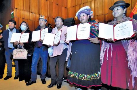 Mujeres reciben sus credenciales para