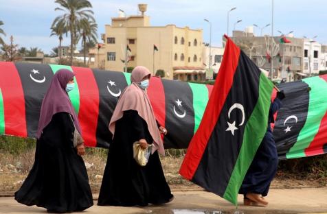 Una mujer libia porta una bandera nacional en la capital, Trípoli, el 25 de febrero de 2021. Mahmud Turkia/AFP