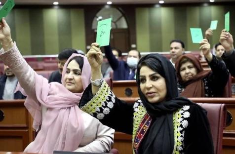 Mujeres en el Parlamento Aggano votando en la anterior legislatura en Afganistan-Catalunya Press