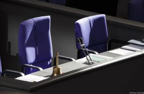 العنف والتهديدات ضد السياسيات في بعض الدول الأوروبية تُجبر بعضهن على الانسحاب أو الرقابة الذاتية، مما يهدد الديمقراطية.صورة من: Thomas Trutschel/photothek/IMAGO