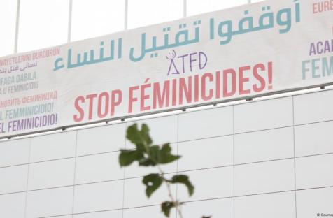 تظهر الصورة محكمة صورية نظمتها الجمعية التونسية للنساء الديمقراطيات للتوعية والتنديد بقتل النساء