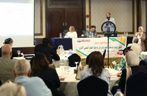 مشاركون يناقشون مسودة قانون من أجل مناهضة العنف ضد المرأة خلال حلقة نقاشية بالقاهرة