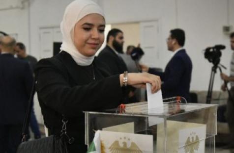 نتائج تشكيل مجلس الشعب الأخيرة كشفت عن غياب شبه تام للنساء في المشهد التشريعي، فهل كانت التحالفات المناطقية السبب؟ (مصدر الصورة: سانا)