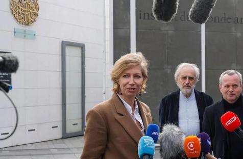 رئيسة معهد العالم العربي الجديدة آن كلير لوجاندر تتحدث للصحافيين اليوم من باحة المعهد في باريس- غيتي