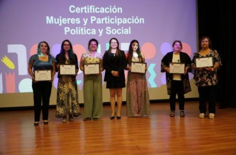 https://www.diarioelcentro.cl/2025/12/14/mujeres-del-maule-concluyen-proceso-formativo-en-liderazgo-politico-y-social/