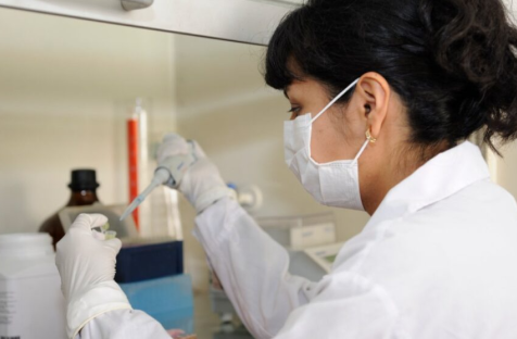 تكشف استطلاعات الرأي أن النساء ما زلن يتعرضن للتحرش والتمييز داخل المؤسسات العلمية. حقوق الصورة:Concytec Peru. (Public domain image).