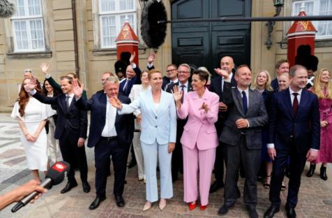 https://www.boursorama.com/actualite-economique/actualites-amp/danemark-la-premiere-ministre-devoile-son-gouvernement-compose-d-une-majorite-de-femmes-c37baba93a38f7a81007ea7adba5e314