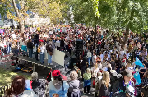 https://www.journaldemontreal.com/2026/09/19/2000-manifestantes-en-colere-que-la-violence-faite-aux-femmes-soit-ecartee-de-la-campagne