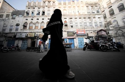  امرأة تسير في سوق بمدينة المكلا الساحلية في حضرموت يوم 20 يناير كانون الثاني 2026. تصوير: حمد محمد