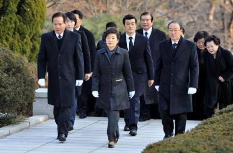 AFP - Le 20 décembre, au lendemain de sa victoire, la nouvelle présidente de Corée du Sud s'est rendue sur la tombe de son père Park Chung-hee, l'ancien dictateur du pays