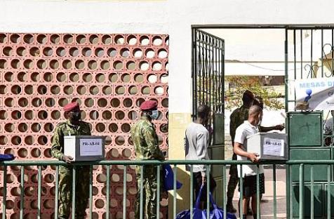 Military personnels carriy ballot boxes and voting equipment to a polling station in Praia, on April 17, 2021, on the eve of the parliamentary elections.   -   Copyright © africanews SEYLLOU / AFP