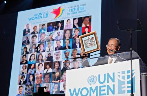 En la celebración del 10 de marzo, el Secretario General de la ONU Ban Ki-moon muestra con orgullo una colección de fotos del número récord de mujeres que el ha nombrado en puestos de liderazgo en la ONU durante su mandato. Foto: ONU Mujeres/J. Carrier -