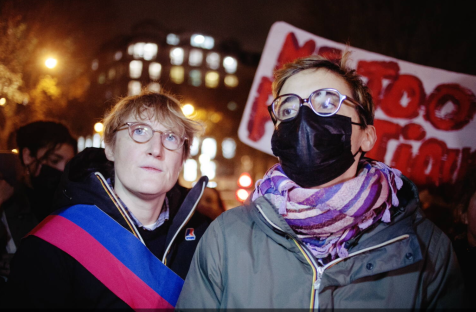 Alice Coffin (à gauche), conseillère écologiste de Paris et Sylvia Casalino (à droite), ingénieure en aérospatiale, lors d'une manifestation #MeToo Politique, le 25 novembre à Paris. (Cha Gonzalez/Libération) 