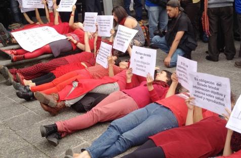 Féminas de la Plataforma Nacional por los Derechos de las Mujeres, acostadas en la vía, rechazaron el decreto 491