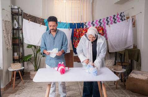 نشاط تغيّير للحفاضات خلال التجربة الاجتماعية لحملة إيد بإيد (حقوق الصورة: هيئة الأمم المتحدة للمرأة)