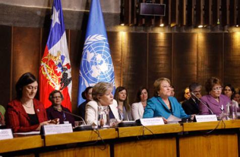From left to right, Gülden Türköz-Cosslett, of UN Women; ECLAC Executive Secretary Alicia Barcena; Chilean President Michelle Bachelet; and Alejandrina Germán, Chair of the Regional Conference on Women in Latin America and the Caribbean. Photo: Carlos Ver