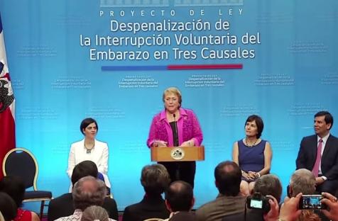 Bachelet firma el proyecto que permite interrumpir el embarazo en caso de riesgo para la vida de la madre, inviabilidad fetal y violación