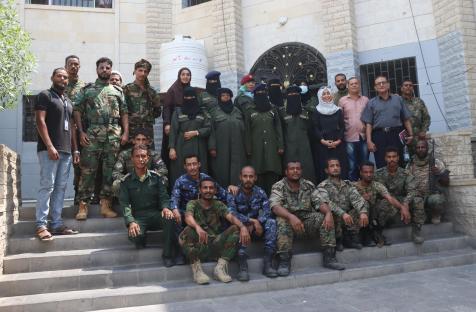 أفراد مركز شرطة الشيخ عثمان في عدن يلتقطون صورة جماعية. تلقى المركز، بالإضافة إلى 19 مركز شرطة آخر في عدن، التدريب والدعم التأهيلي والمعدات لتعزيز قدرته على معالجة قضايا المرأة وشكاواها بشكل أكثر فعالية.
