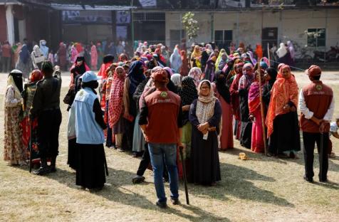 ناخبون يصطفون للإدلاء بأصواتهم أمام أحد مراكز الاقتراع في دكا (رويترز)