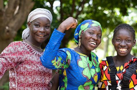 النساء والفتيات المنحدرات من أصول أفريقية هن جوهر الحركة بارتقائهن فوق التمييز ليأخذن مكانتهن في العالم من خلال رحلة تحوّلية ترتكز على التعليم والقيادة والكرامة.