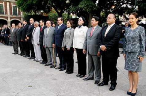 Honores. Los coordinadores de los grupos parlamentarios y diputados en los Honores al Lábaro Patrio en la Plaza de Armas.
