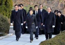 AFP - Le 20 décembre, au lendemain de sa victoire, la nouvelle présidente de Corée du Sud s'est rendue sur la tombe de son père Park Chung-hee, l'ancien dictateur du pays