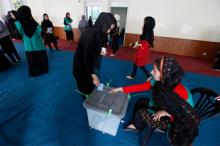 Des Afghans lors d’élections historiques